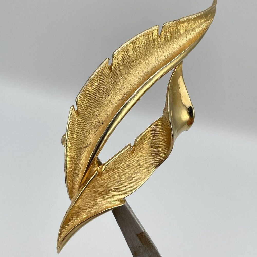 Vintage Gold Tone Leaf Brooch Pin Statement Retro Classic Timeless